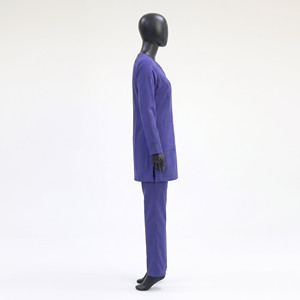 Uniforme Médico Morado para Mujer, Tela Elástica de Polialgodón Premium de 200 GSM, Túnica con Cuello en V, Pantalones a Juego, Logotipo Bordado Personalizado - Product Image 3