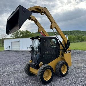 รถตักล้อยาง CAT 232D แบบสองความเร็ว ขนาดกะทัดรัด สำหรับงานก่อสร้างในฟาร์มและการขนย้ายวัสดุก่อสร้าง - Product Image 1
