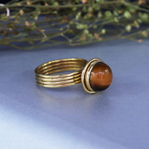 Bague de fiançailles classique en œil de tigre rond |   Bijoux en laiton plaqué or avec pierres précieuses - Product Image 4