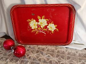 Plateau de service vintage en métal rouge avec motif floral doré, rectangulaire, peint à la main, motif végétal, vaisselle de fête - Product Image 1