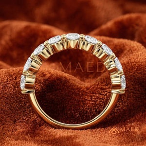 Anillo de Boda de Oro Amarillo de 14K con Moissanita de Corte Ovalado y Diamantes de Laboratorio VVS1 Color D, con Engaste de Puntas Compartidas, Tipo Media Eternidad, para Mujer - Product Image 3