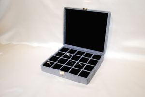 Boîte de rangement pour bagues japonaise rectangulaire à vingt compartiments avec coins arrondis et finition en velours 243x213x50mm - Product Image 6