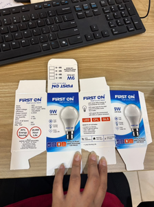 หลอดไฟ LED ประหยัดพลังงาน 9W บรรจุในกล่องกระดาษเคลือบเงาพิมพ์สี่สีแบบกำหนดเองได้ - Product Image 5
