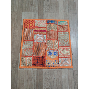 Housse de coussin patchwork faite à la main, brodée de fleurs, en coton matelassé, pour la maison, l'hôtel, ou comme cadeau pour elle - Product Image 1