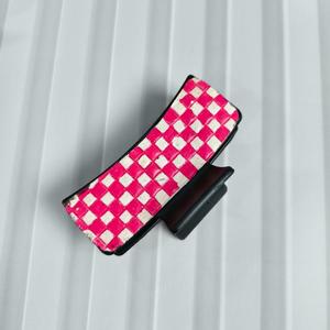 Pinza de pelo de resina a la moda con diseño de tablero de ajedrez para accesorios de mujer - Product Image 1