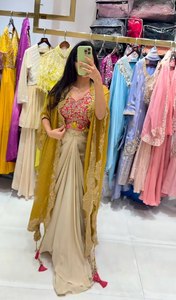 กระโปรงคลุมสีครีมเสื้อสีชมพูและยักไหล่ปักด้วยเครื่องแต่งกายแบบตะวันตก - Product Image 2