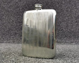 กระติกน้ำทรงกระบอกลายทางสีเงิน เหมาะสำหรับการเก็บเครื่องดื่มอย่างรวดเร็วสำหรับงานอีเว้นท์และงานสังสรรค์ หรือกระติกพกพาสะดวกจากอินเดีย - Product Image 3