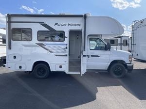 Autocaravana Blanca Four Winds con Techo Elevable para Viajes Familiares - Product Image 3