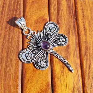 Pendentif en pierre précieuse en forme de papillon naturel pour l'énergie positive, la guérison émotionnelle et la mode bohème, disponible à la vente - Product Image 4