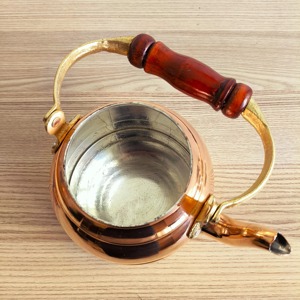 Théière vintage en cuivre avec poignée en bois, bec courbé et couvercle, pot à eau en métal, bouilloire décorative au design classique - Product Image 6