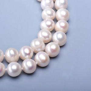 Collier de perles rondes d'eau douce Tilian de 9 à 10 mm avec des défauts, associé à des boutons plaqués or cuivre pour maman - Product Image 3