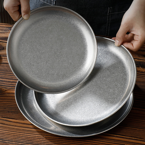 Plato Redondo de Metal Retro con Logotipo Personalizado al por Mayor, Plato de Acero Inoxidable de Diseño Vintage para Bistec y Postre, para Uso en Restaurantes y Hoteles - Product Image 1