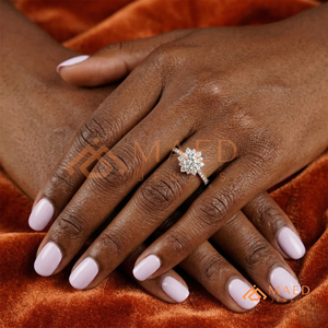 Bague en or rose « Blushing Starburst » – Bague élégante à motif floral romantique avec halo et grappe de pierres en or rose – Coupe ronde élégante - Product Image 4