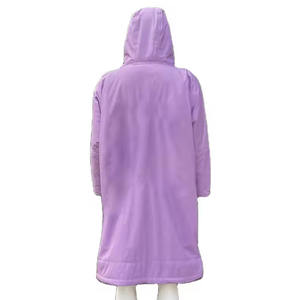 Impermeable unisex con capucha, cierre de botones, color negro sólido, poliéster, chaqueta para exteriores, corte regular con bolsillos. - Product Image 4