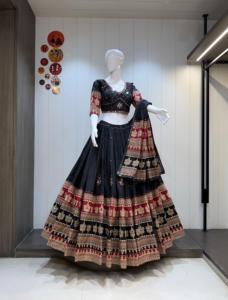 Lehenga Choli en pur coton cambrassé avec broderie Aari miroir, jupe à bordure Ajrakh et dupatta Jari – Idéal pour le festival Navratri - Product Image 1