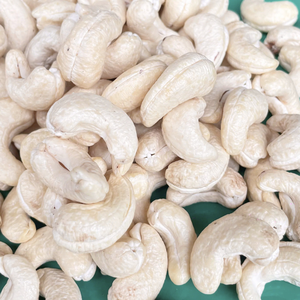 โรงงานผลิตเม็ดมะม่วงหิมพานต์ที่เชื่อถือได้ W180 เม็ดมะม่วงหิมพานต์แบบขายส่ง บรรจุภัณฑ์ตามสั่ง ฟรีซานติโก - Product Image 1