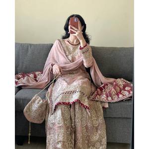 Ensemble Salwar Kameez Designer XL Haut-Bas et Dupatta avec Bordure en Rivets, Perles et Dentelle Fantaisie pour Mariage, en Polyester - Product Image 3
