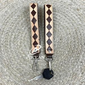 Porte-clés en cuir de vachette à carreaux OEM avec bracelet de poignet et design diamant, fermoir métallique durable, support de clés tendance – Édition Mars 2026 - Product Image 1