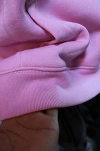 เสื้อสเวตเชิ้ตมีฮู้ดสีชมพู ยูนิเซ็กส์ ทรงปกติ ผ้าฟลีซคอตตอน ลำลอง มีกระเป๋า โลโก้ที่แขนซ้าย เสื้อผ้าสำหรับฤดูใบไม้ร่วง คลับสปอร์ต - Product Image 4