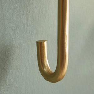 Gancho de pared minimalista de latón martillado, gancho metálico de un solo gancho con acabado dorado para ropa - Product Image 3