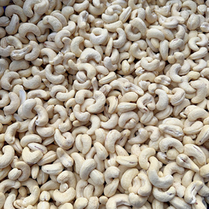 Vente flash : Noix de cajou brutes WW180 WW240, qualité supérieure, comestibles, emballage de 20 kg, étiquette privée disponible - Product Image 1