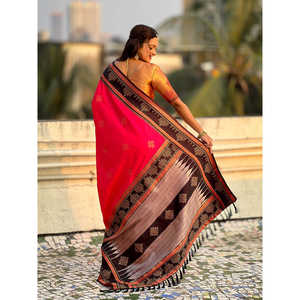 ผ้าไหมสีชมพูเนื้อนุ่มแบบดั้งเดิม ปักลายซารีแบบตัดกัน สำหรับงานแต่งงาน โดย Elite Weaves น้ำหนัก 650 กรัม - Product Image 4