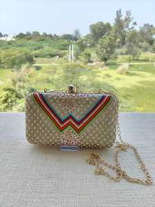 Bolso de mano bordado con perlas y cuentas, con patrón geométrico y cadena dorada para uso nocturno. - Product Image 2