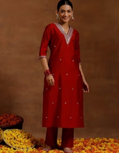 Kurta roja bordada para mujer KV con pantalón (conjunto de 2 piezas) - Product Image 1
