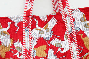 Elegante Bolso Tote Grande Reversible Acolchado de Algodón con Estampado Floral, Diseño Floral Multicolor, Práctico y Moderno - Product Image 4