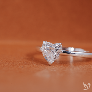 แหวนเพชรทรงหัวใจ 1 กะรัต ได้รับการรับรองจาก IGI เพชรเพาะเลี้ยงในห้องปฏิบัติการ แหวนหมั้นทองคำแท้ 10K ประดับเพชรเม็ดเดี่ยวทรงโซลิแทร์ พร้อมวงแหวนรอบเพชรแบบซ่อน - Product Image 3