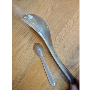 Cuillère en corne de buffle naturelle faite à la main, ustensile écologique artisanal pour épices, caviar, miel et repas quotidiens - Product Image 1