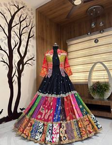 Conjunto de Lehenga de Algodón Muselina Pesada con Estampado Digital Royal Mirror Bloom, con Trabajo de Espejos Reales y Koti de Diseñador Completamente Cosido - Product Image 1