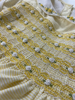 OEM ODM Vestido de Verano para Bebé Niña, Estilo Inglés, Hecho a Mano, con Mangas Abullonadas, hasta la Rodilla, con Rayas Geométricas Amarillas en Satén, Diseño Personalizado