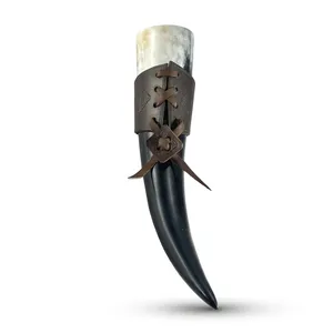 Cuerno para Beber Hecho a Mano con Cuerno de Búfalo, Envoltura de Cuero y Diseño Tallado, Artesanía Natural, Artículo Coleccionable - Product Image 3