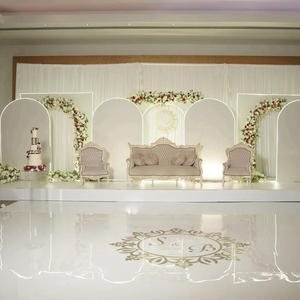 Scène blanche brillante personnalisable de 8 x 16 pieds pour événements, mariages et locations, installation rapide et portable pour la location - Product Image 6