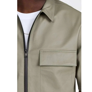 เสื้อเชิ้ตหนังเทียมแบบเรียบมีซิป คอวี แขนสั้นทรงหลวม มีกระเป๋าหน้าอก สไตล์ฮิปฮอป คาวบอย สำหรับผู้ชายไซส์ใหญ่  โลโก้แบบสั่งทำทันสมัย - Product Image 3