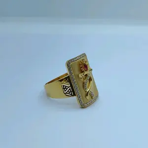 Bague religieuse exquise en or 22 carats pour homme, avec motif de flûte de Krishna en relief et accents de rubis et de zircon - Product Image 2