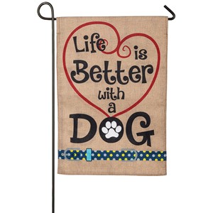 Bandera de jardín de arpillera con diseño de perro - La vida es mejor con un perro, hecha a mano, ecológica, duradera, redonda, decoración para exteriores del hogar - Product Image 1