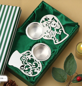 Panier de Noël avec un ensemble de 2 porte-bougies en forme de gants - Product Image 1