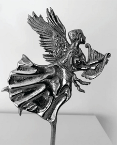 Figurine d'ange en métal argenté de luxe jouant de l'harpe, sculpture de fée volante vintage en métal, artisanat métallique raffiné, décoration pour la maison et le salon - Product Image 1