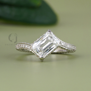 Anillo de Compromiso con Diamante Cultivado en Laboratorio, Corte Esmeralda de 1.97 CT, Certificado por Rudakiya Brothers, Claridad VS1, Banda Pavé de Oro Blanco de 14K - Product Image 1