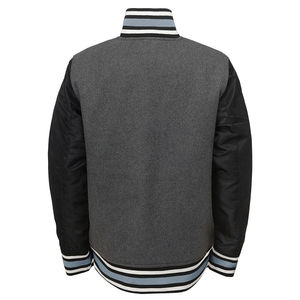 Veste universitaire unisexe OEM grise et noire, personnalisée, en laine, style Letterman Bomber, avec col, poignets, fermeture à boutons-pression et poches rayés - Product Image 2