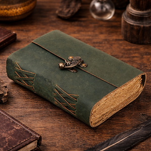 Diario Encuadernado en Cuero Verde Grueso Hecho a Mano - Libro de Sombras Vintage y Cuaderno de Bocetos con Papel de Borde Rústico Antiguo para Regalo - Product Image 1