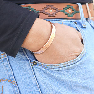 กำไลข้อมือทองแดงสีโรสโกลด์มีผิวสัมผัสแบบเปิดปรับได้ของ Kada - Product Image 6