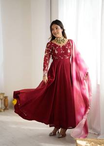 Ensemble Kurta et pantalon traditionnel indien pakistanais pour femmes, couleur marron, avec dupatta rose tie-dye, tenue de mariage longue, coupe classique - Product Image 2