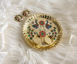 Plateau en métal émaillé fait main avec motif paon, style chinois traditionnel, idéal pour offrir en cadeau lors de mariages - Product Image 1
