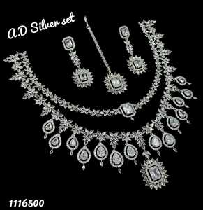 Elegante Juego de Collar con Piedras de Diamante AD Chapado en Rodio, Colección de Joyería Nupcial India Premium, Maang Tikka y Aretes para Mujer - Product Image 5