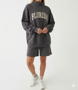 Conjunto de Sudadera Oversize con Cuello Alto y Pantalones Cortos para Mujer, Estilo Casual de Dos Piezas, Atuendo Relajado y Moderno para el Tiempo Libre - Product Image 1