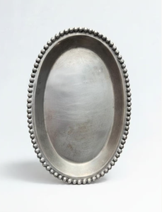 Plateau ovale contemporain avec bordure perlée argentée, centre de table minimaliste et plateau à bijoux pour la décoration intérieure et les articles d'hôtel - Product Image 1
