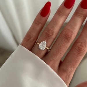 Bague de fiançailles tendance en or 18 carats bicolore avec diamant de laboratoire taille poire et halo caché, idéale pour une demande en mariage - Product Image 3